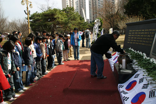 어린이들이 순국선열을 추모하기 위해 서있다. 